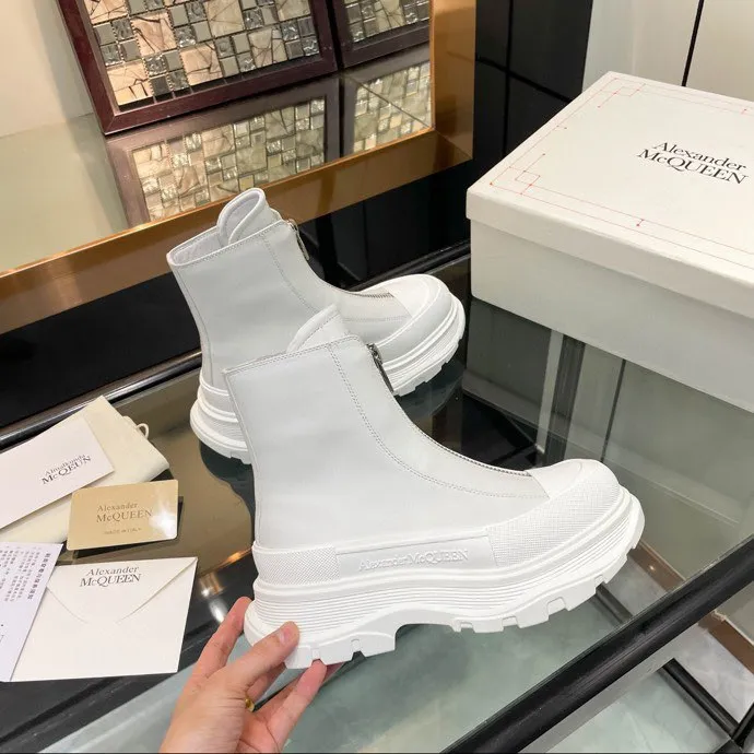 👟👟Ex-factory price 620👟👟 Men +10 🔥4050 McQueen’s new popular women’s boots and couple shoes🔥 Original 1:1 replica, the highest version! AIexanderMcQUEEN✅ products have been certified, endorsed by many celebrities such as Guli Nazha, Wu Lei, and Internet celebrity bloggers, and have fashion models on the T stage of Milan Fashion Week! Front zipper design, easy to wear, 6 cm heel height, comfortable to wear and heighten your legs, fabric: top grain calfskin/ lining: imported sheepskin feet: imported sheepskin, women's size 35-40 (40 must be customized). Men's size 39-45 (45 must be customized). Color: black/white, all black, off-white. Packaging: Matching counter packaging certificate pure cotton bag.
